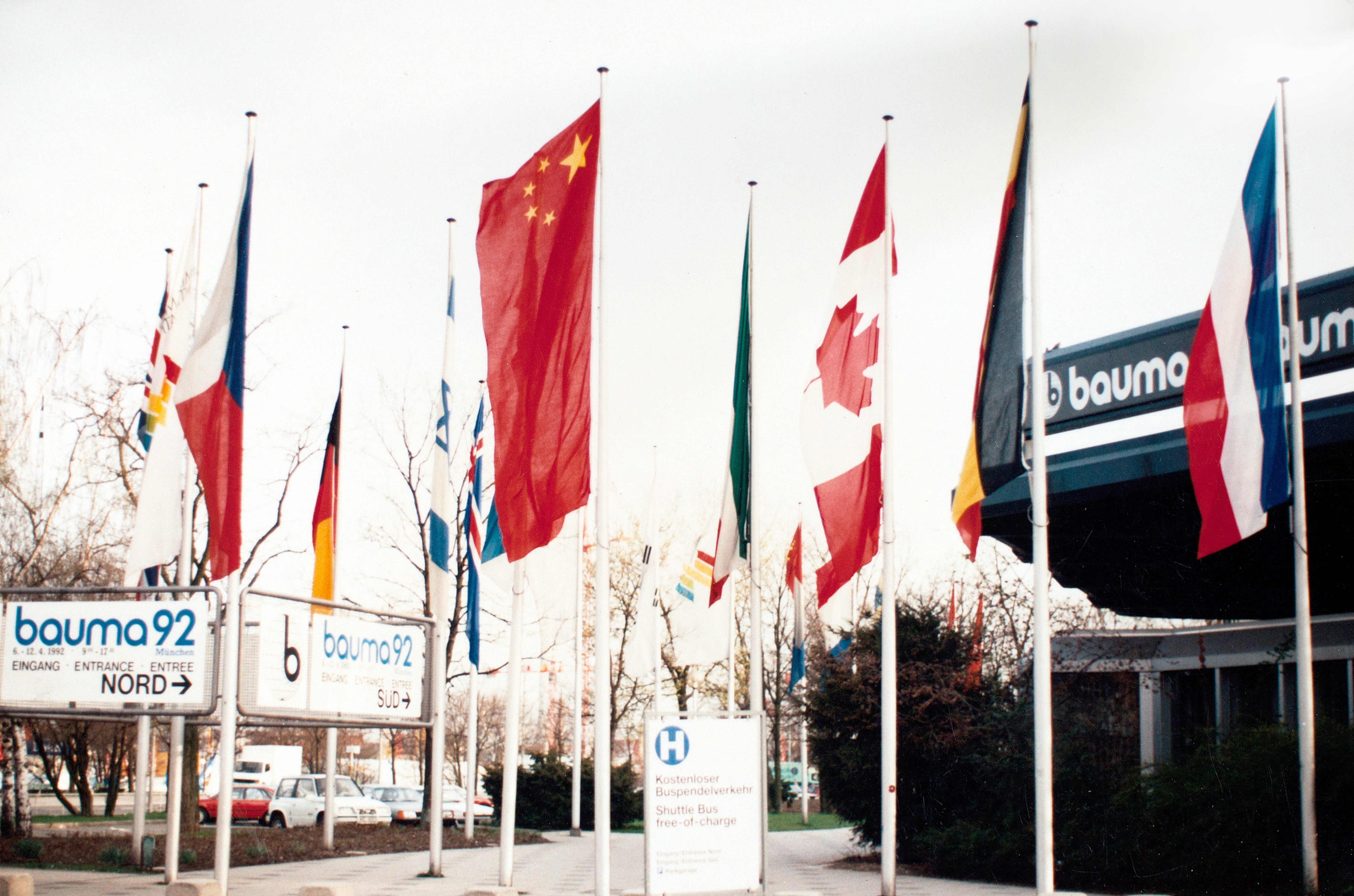 徐工成為行業(yè)首家取得自營出口權(quán)的企業(yè)，正式拉開國際化序幕；是年，徐工代表行業(yè)首次參加德國寶馬展