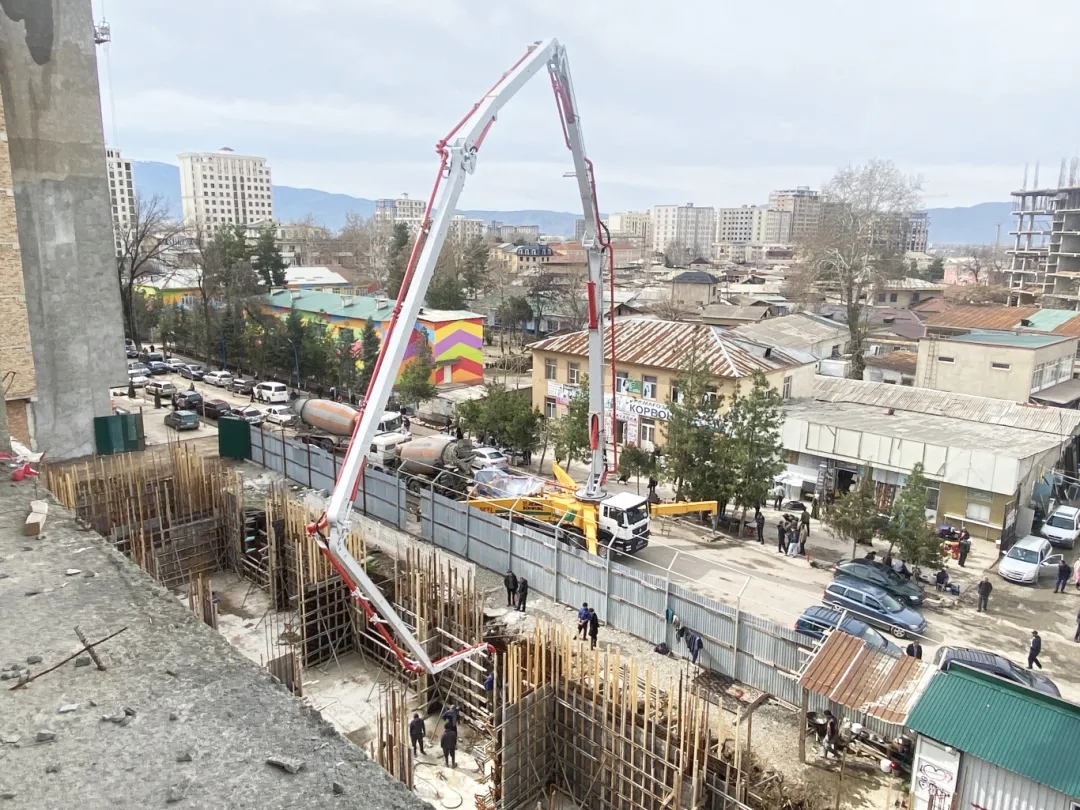 筑夢“藍?！?！徐工泵車“圈粉”中亞！