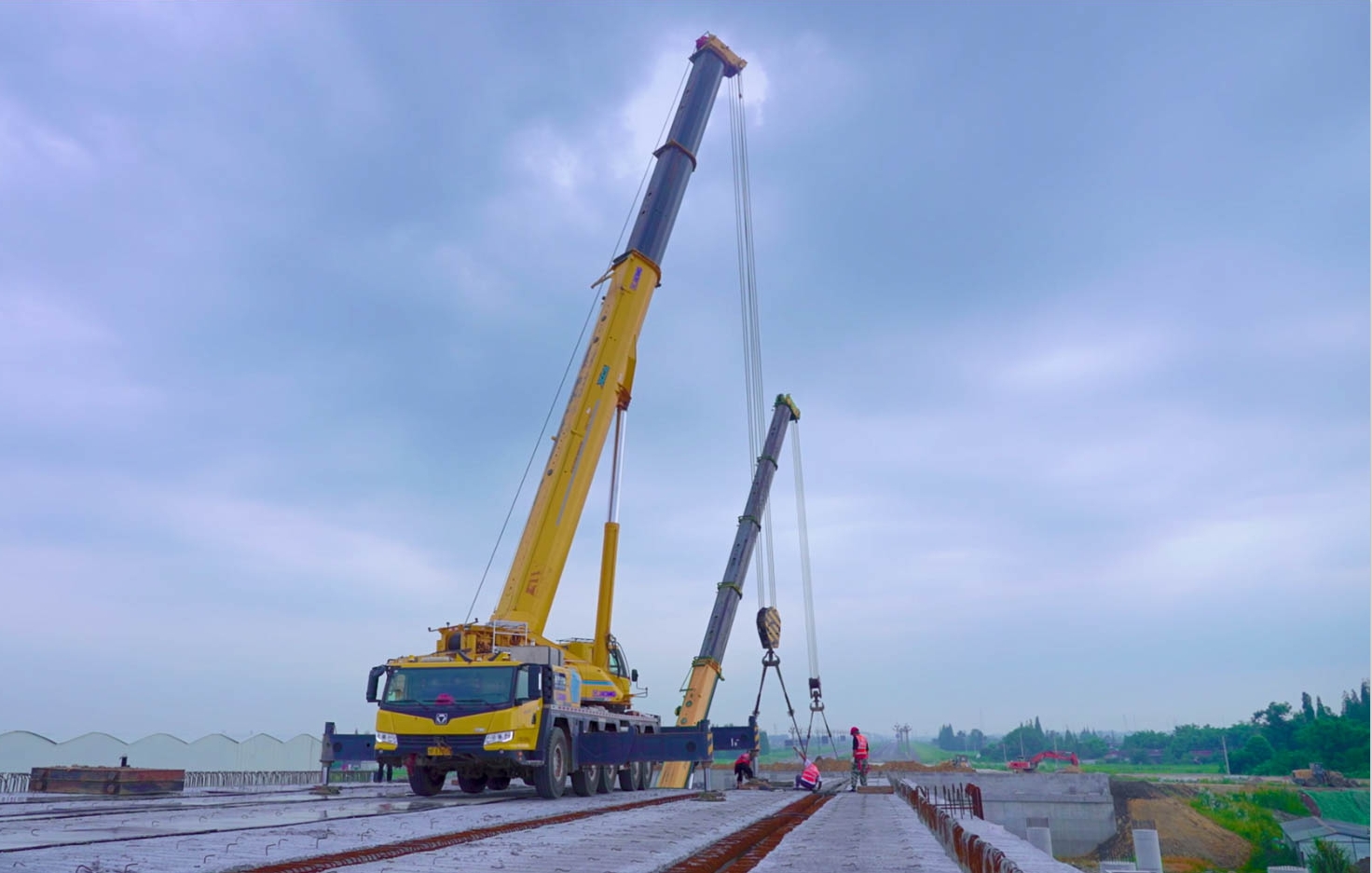 空中對(duì)飛接力！徐工三款百噸級(jí)聯(lián)袂抬吊！