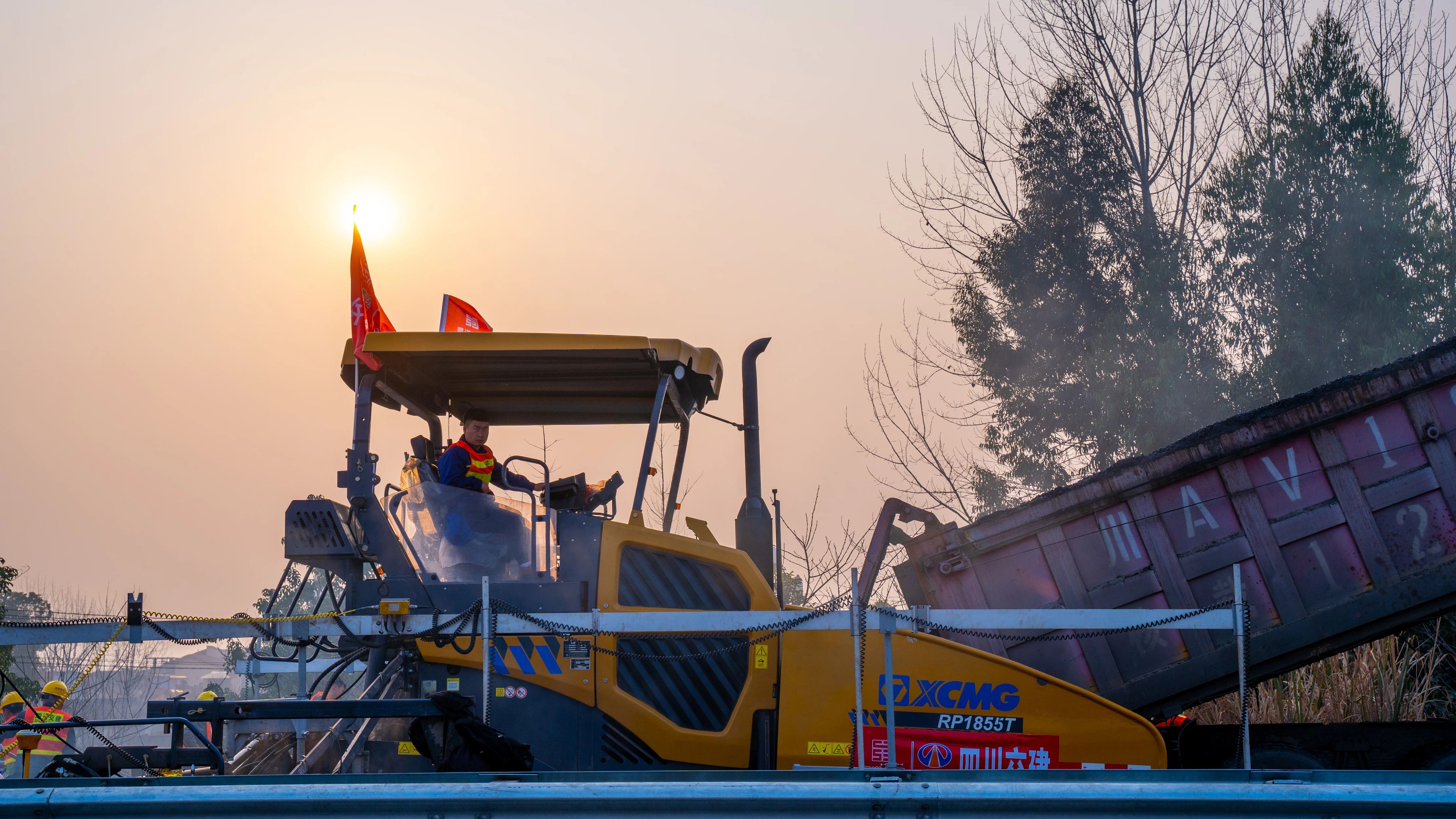 18天！徐工成套瀝青路面裝備助力成綿高速罩面施工！