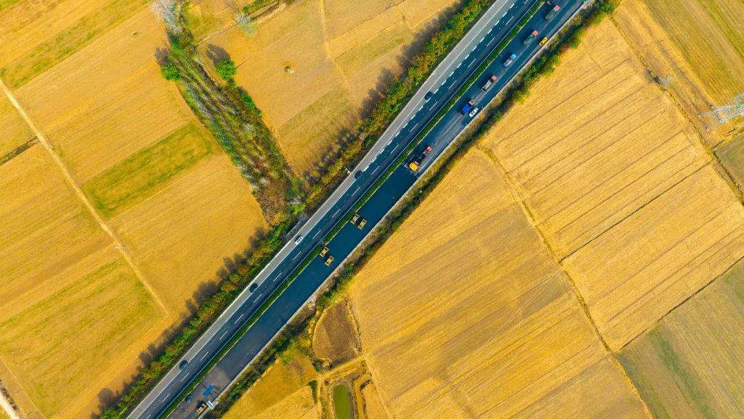 揚民族自信！徐工成套瀝青路面裝備助力家鄉(xiāng)高速建設！