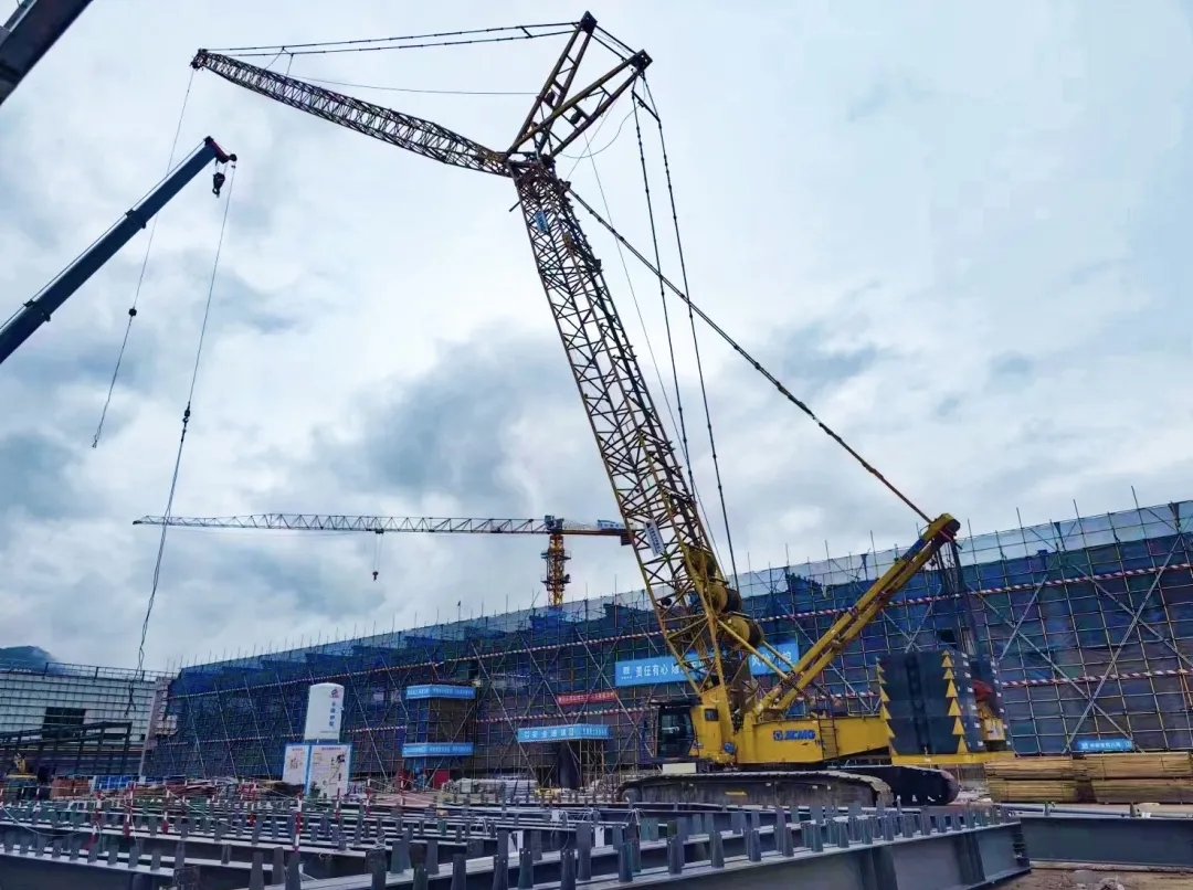 “鋼”鐵的意志！徐工XGC320履帶起重機(jī)參建大跨度鋼結(jié)構(gòu)工業(yè)廠房