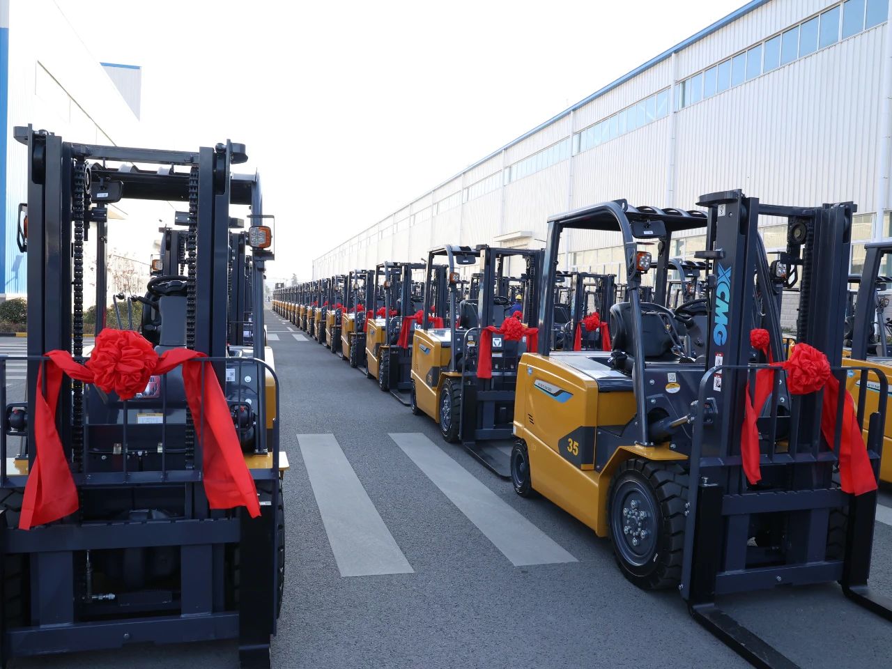 又是百余臺(tái)！徐工“鯤鵬”叉車批量交車