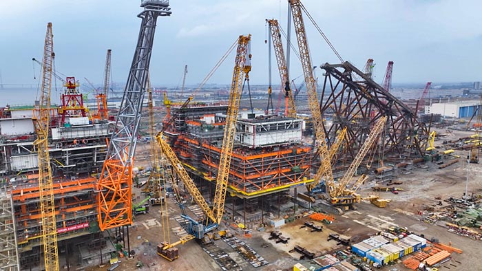 【全球之履】總重37000噸！徐工履帶兄弟團(tuán)助力大型深水導(dǎo)管架建設(shè)