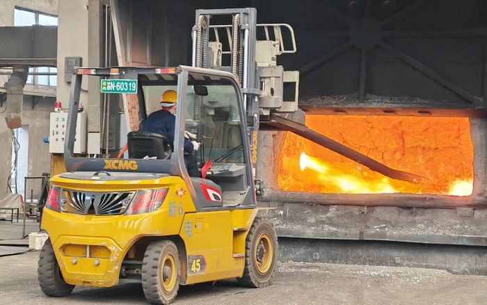 真金不怕火煉，徐工重載孔雀叉車威武霸氣！