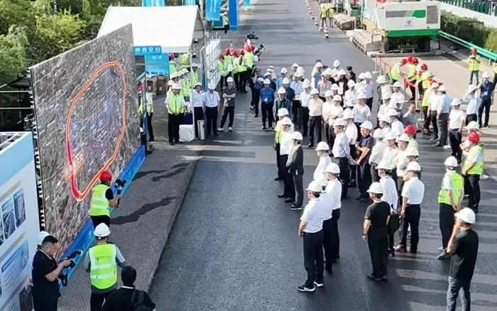 徐工數(shù)字化智能施工集群助力西安繞城高速養(yǎng)護工程！