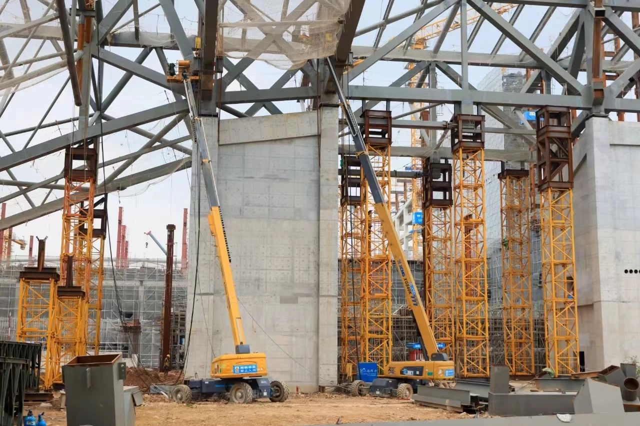 復(fù)雜環(huán)境顯身手！“徐工金”助力深圳冰雪世界