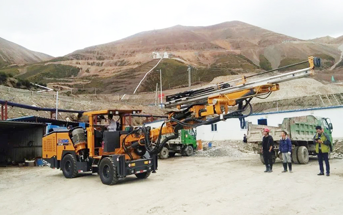 鐵礦開采，徐工礦用液壓掘進鉆車先入為主！