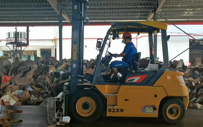 有實(shí)力！徐工孔雀電動(dòng)叉車強(qiáng)勢(shì)入駐造紙行業(yè)