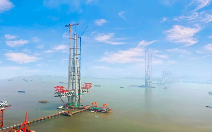 徐工建設(shè)！世界最高橋塔常泰長江大橋主塔順利封頂！