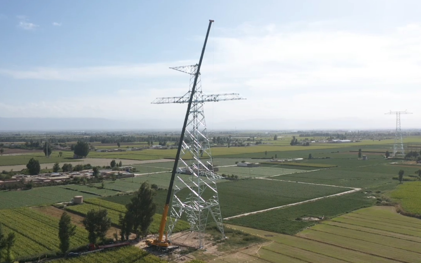 XCA200G8-1助力“哈重線”鐵塔吊裝！