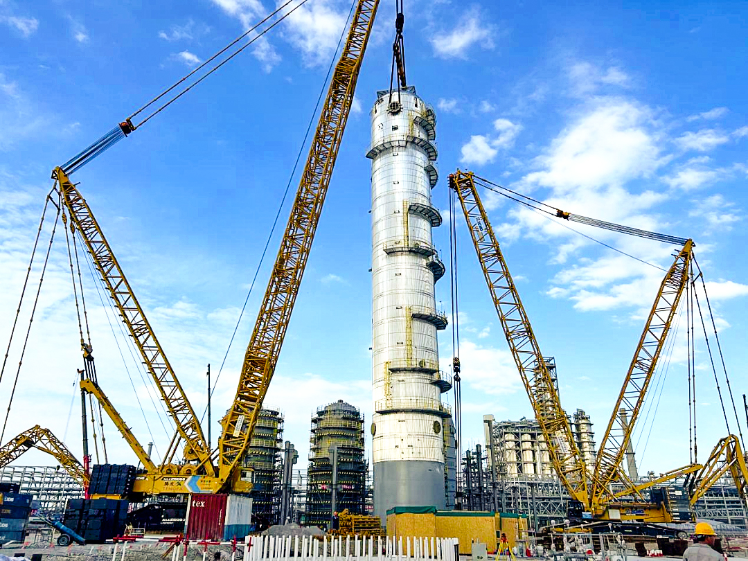 雙機(jī)聯(lián)動(dòng)！徐工履帶起重機(jī)助力全國(guó)丙烯腈行業(yè)“最大最重單體設(shè)備”成功就位