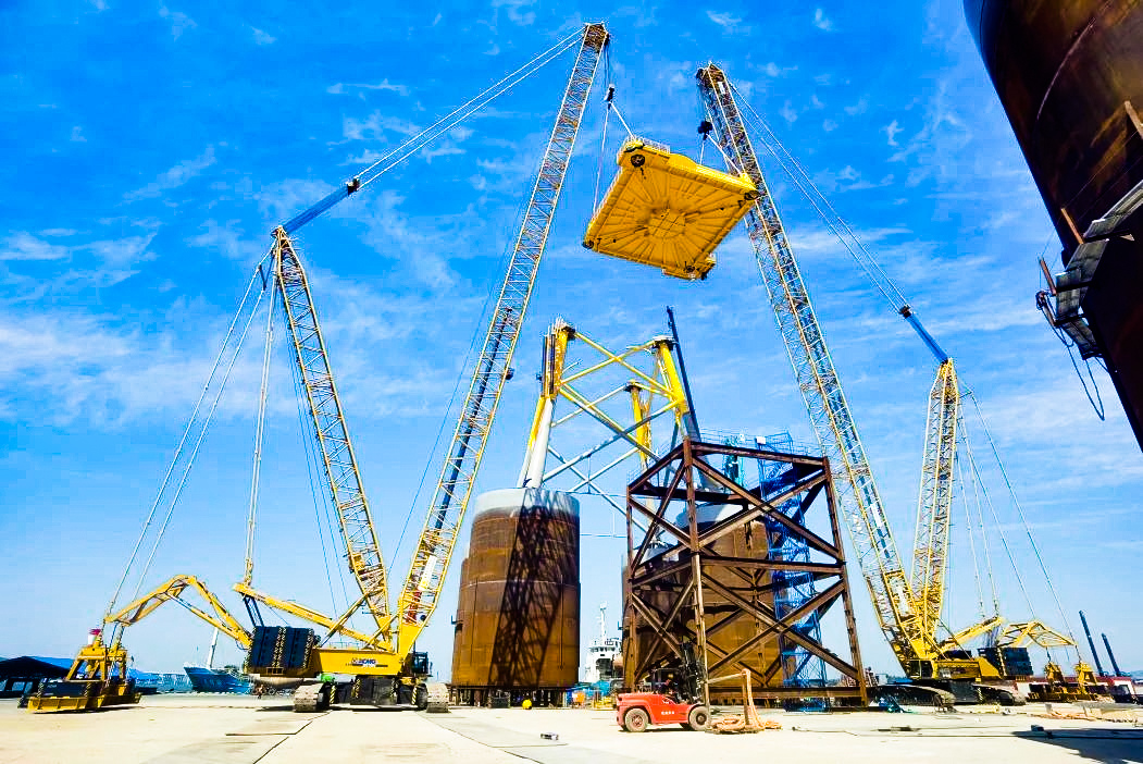 總重1972噸！徐工XGC12000助力大型導(dǎo)管架總組順利吊裝