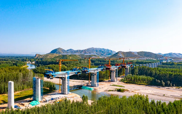 群塔筑雄忻！徐工助建山西首條時(shí)速350公里高鐵