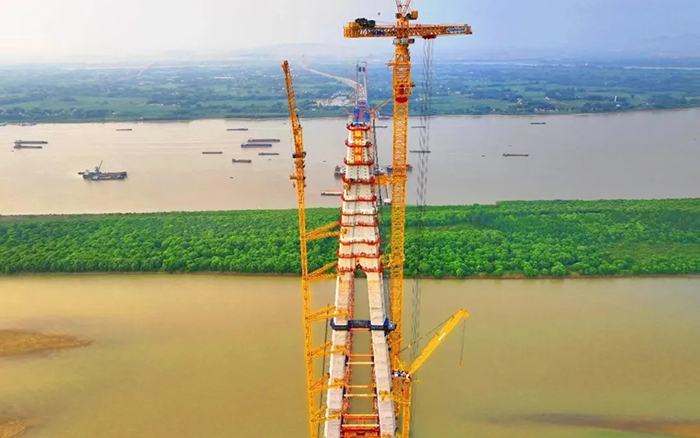 308米！徐工塔機(jī)助力世界最大跨度三塔斜拉橋喜封金頂