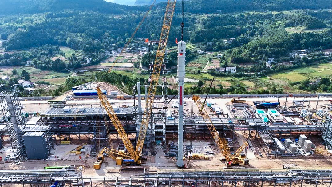 一次性成功！徐工履帶兄弟助力大型油氣田最長(zhǎng)整體塔類吊裝