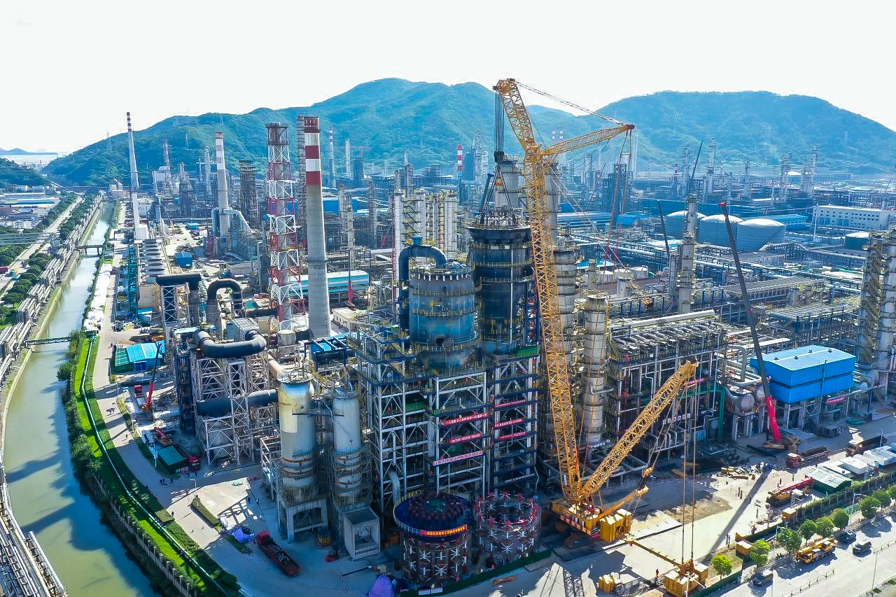 吊重達(dá)648.6噸！XLC30000助力石化設(shè)備大檢修