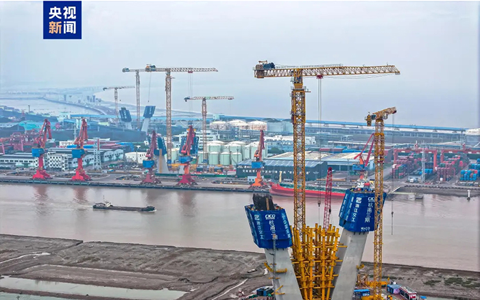 央視聚焦！徐工超大塔助建世界級(jí)橋梁工程！