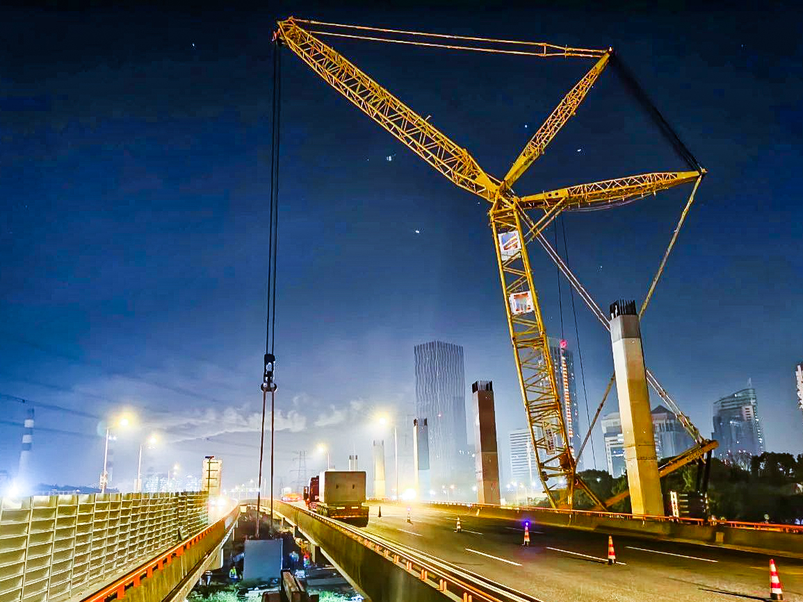 僅用4小時(shí)！XGC650跨高速助力沿江通道鋼蓋梁成功吊裝