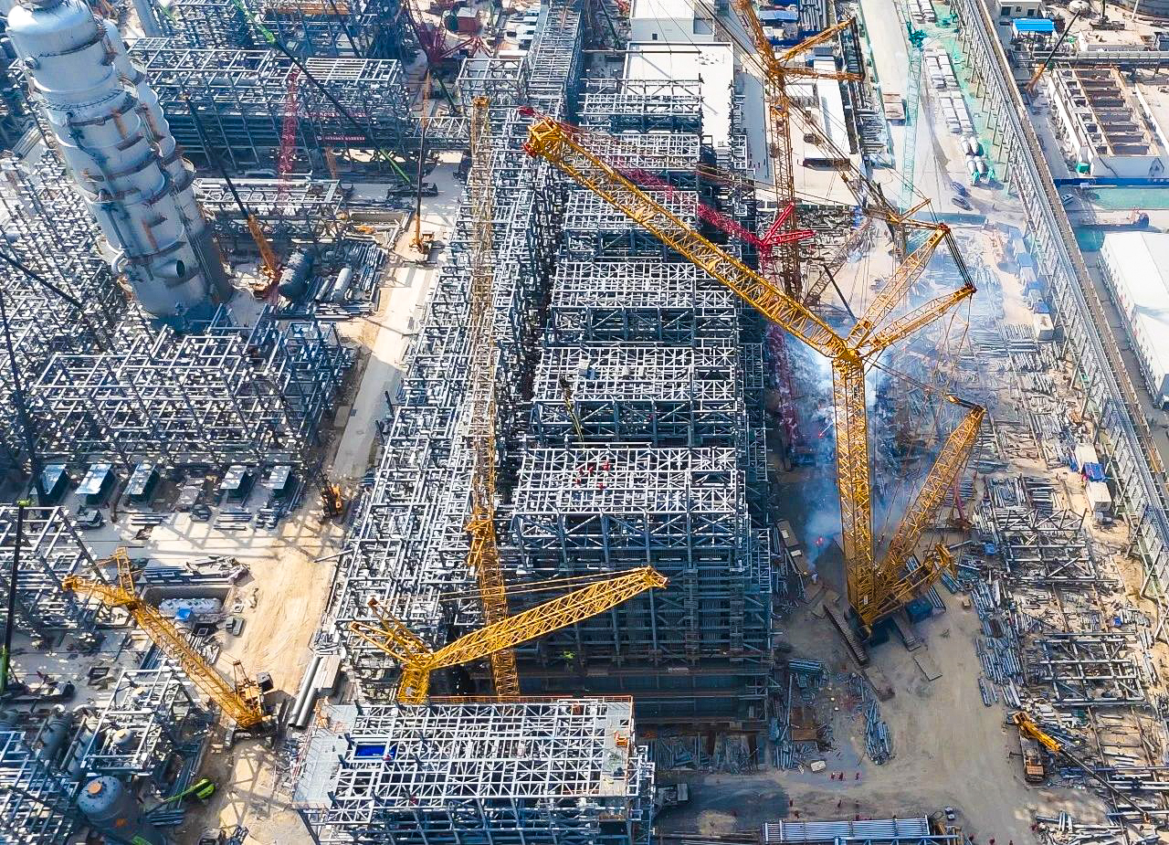 總重9000噸！XGC12000助力大型石化乙烯項(xiàng)目對(duì)流段模塊吊裝