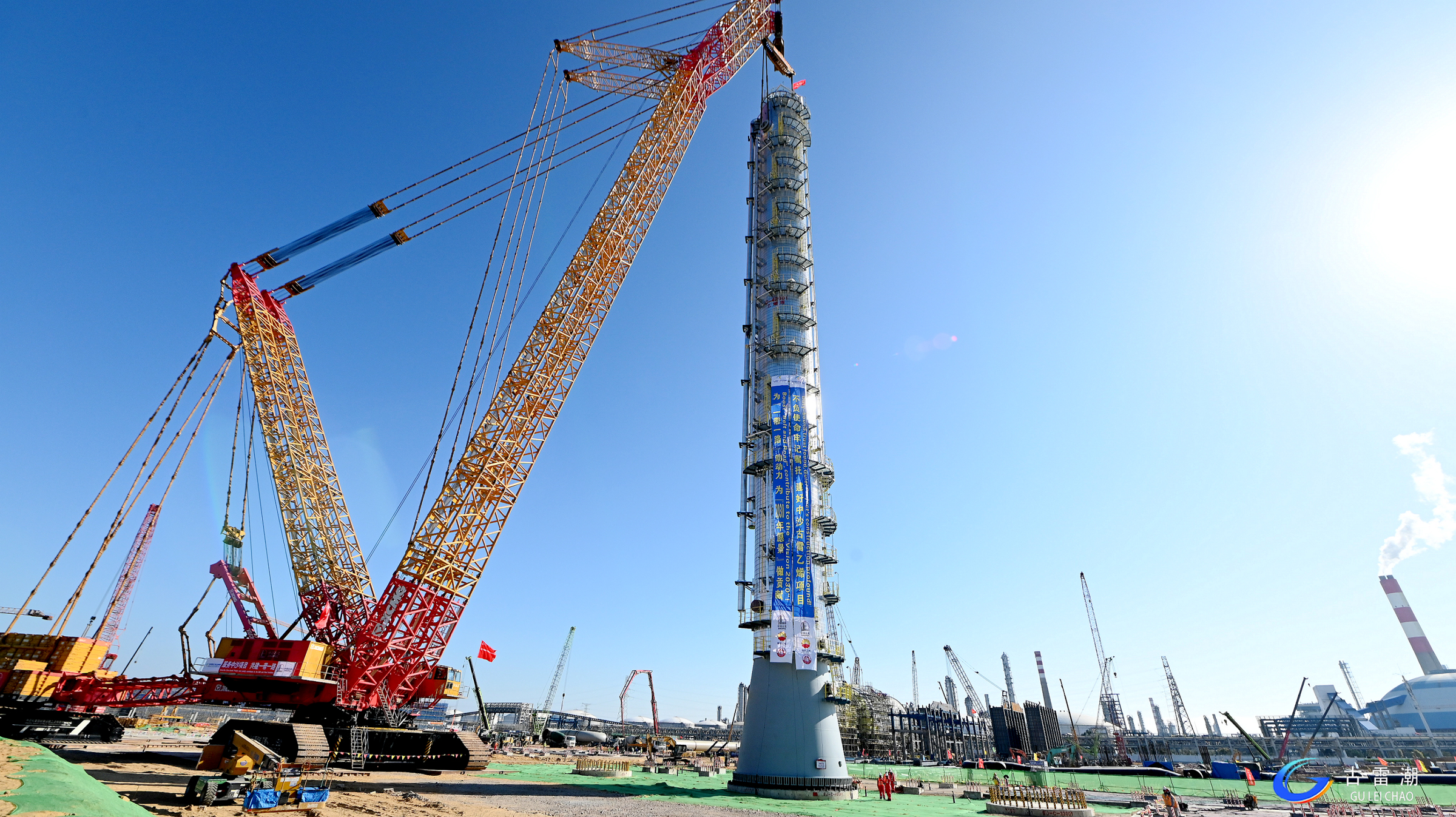 吊重1150噸！XGC88000助力大型石化項(xiàng)目首臺(tái)千噸級(jí)設(shè)備精準(zhǔn)就位