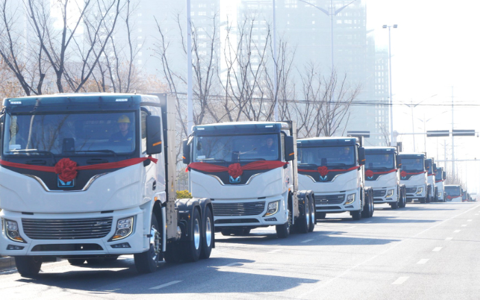 百臺(tái)齊發(fā)，千臺(tái)簽約！徐工新能源牽引車奔赴浙江