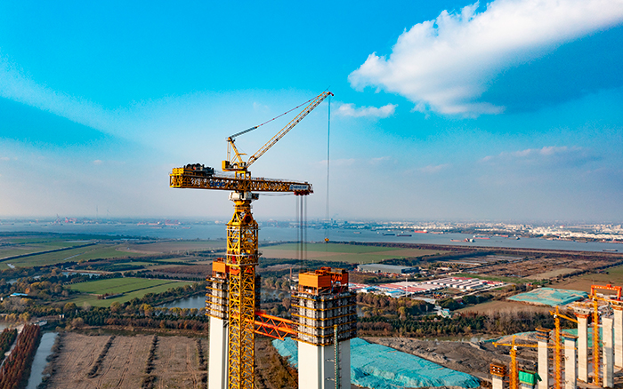 最重522噸！徐工超大塔助力張靖皋長江大橋沖刺六項(xiàng)“世界之最”