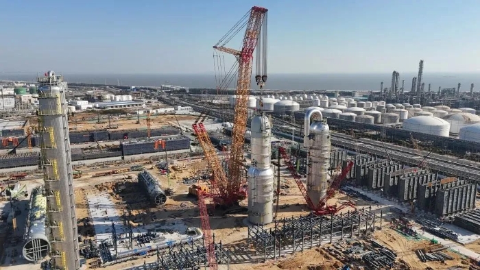 三小時(shí)制勝！徐工XGC88000助力2000噸石化設(shè)備成功就位