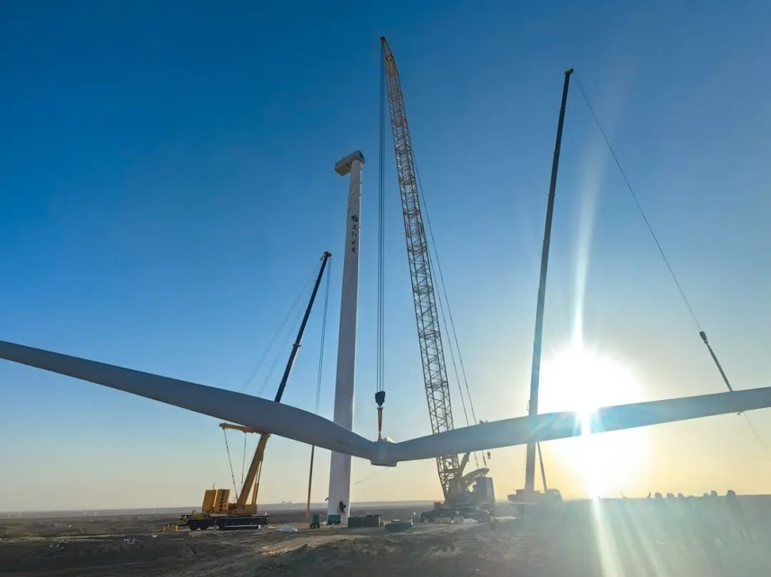 “零偏差”！西北戈壁現(xiàn)風(fēng)電“超級(jí)大片”，徐工XLC18000M領(lǐng)銜多機(jī)協(xié)同吊裝
