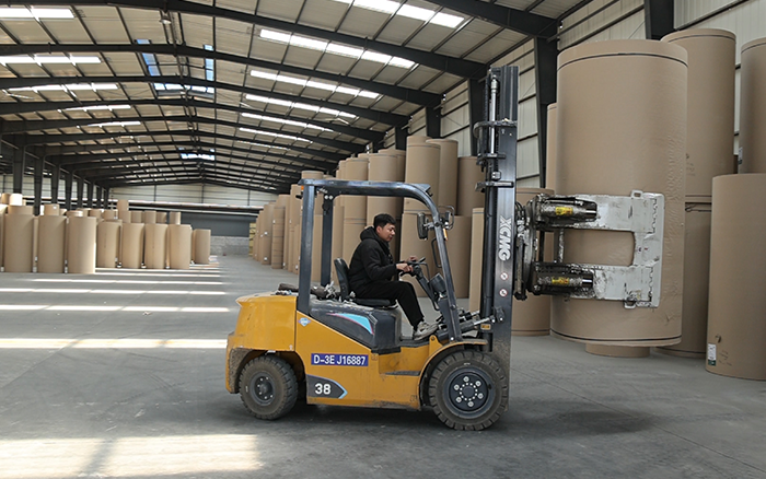 徐工新E叉車，為紙廠搬運(yùn)難題 “精準(zhǔn)破局”