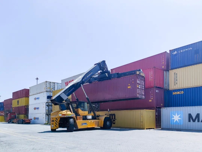 性能優(yōu)越！徐工正面吊助力海鐵聯(lián)運(yùn)發(fā)展