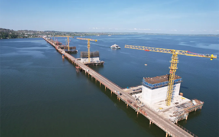 3200米超級(jí)工程！徐工塔機(jī)助建東非第一長橋