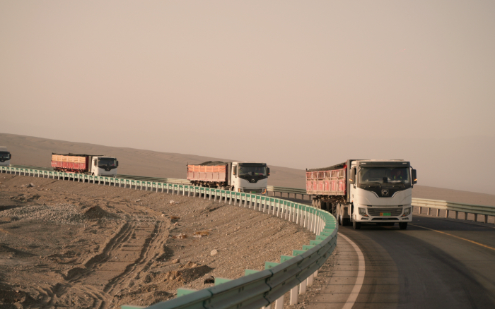 徐工新能源重卡：在沙丘瀚海澎湃綠色新動(dòng)能