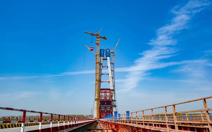 全球最大塔機(jī)亮相央視！徐工助力馬鞍山長江大橋主塔吊裝