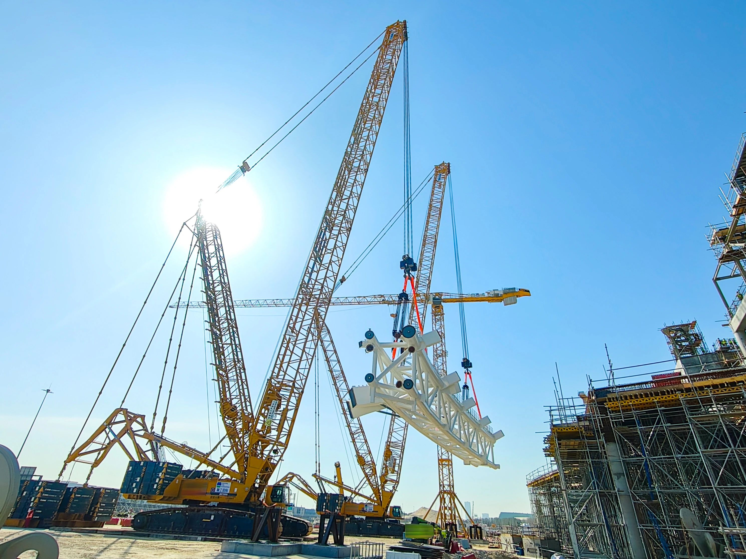 毫米級(jí)精度托舉世界杯夢(mèng)想——徐工履帶起重機(jī)奮戰(zhàn)沙特！