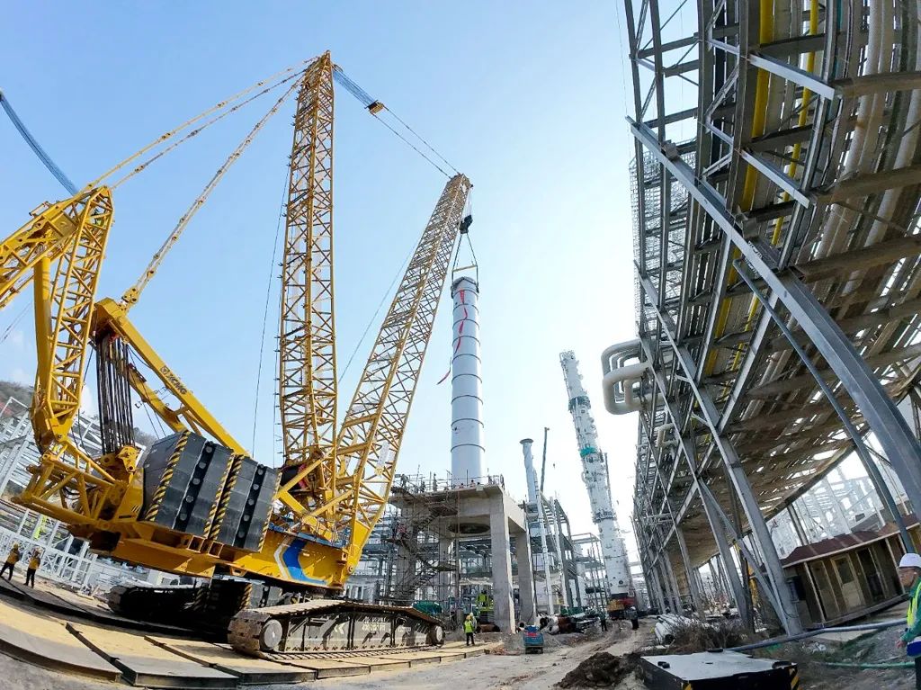 700噸巨塔穩(wěn)穩(wěn)落位？徐工XLC17000給出完美答案