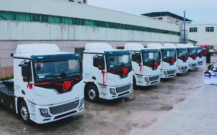 預(yù)見“梅”好！百臺(tái)徐工底置充電牽引車奔赴廣東梅州