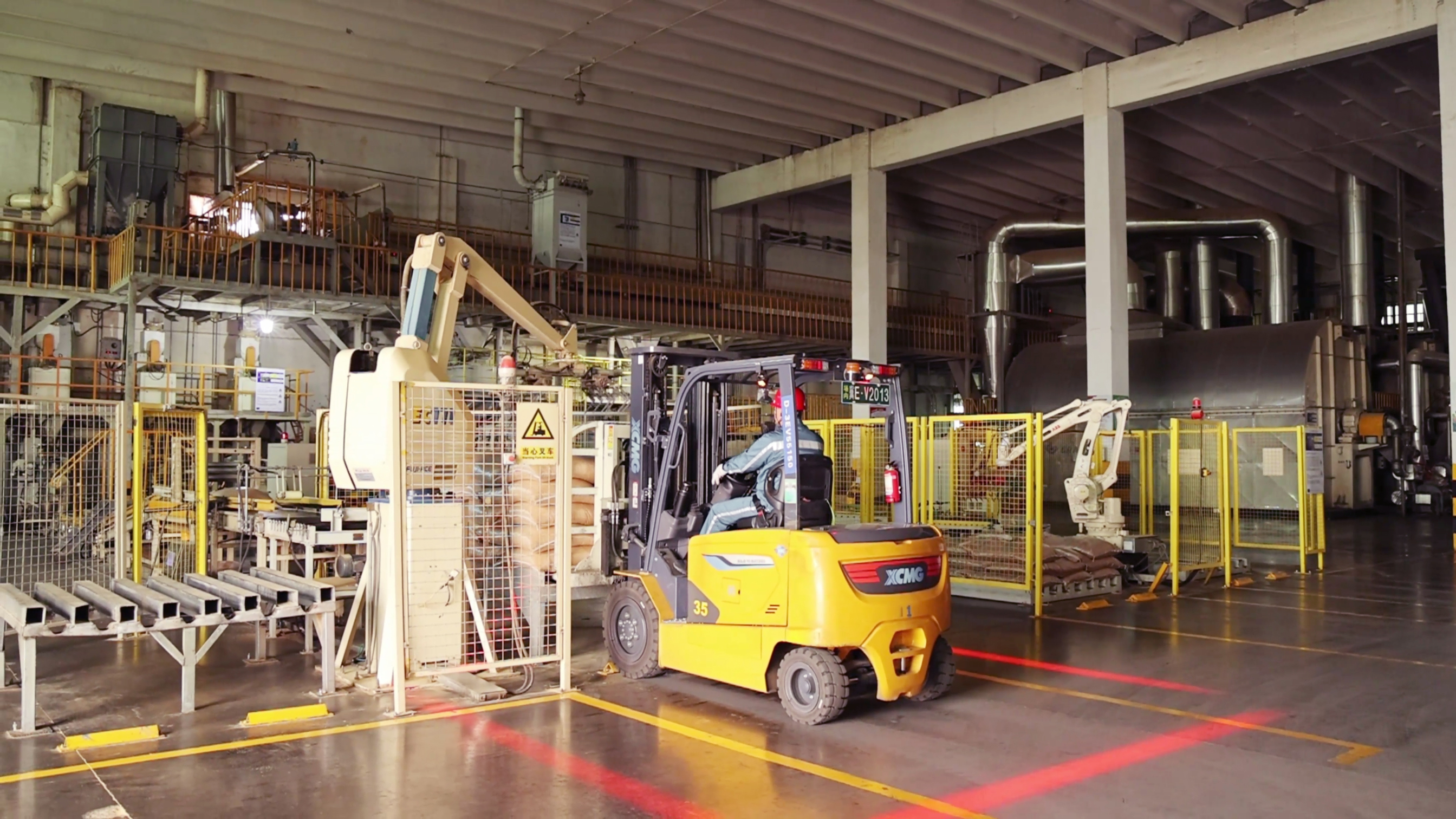 徐工鯤鵬系列新能源叉車，食品廠物料搬運(yùn)新方案