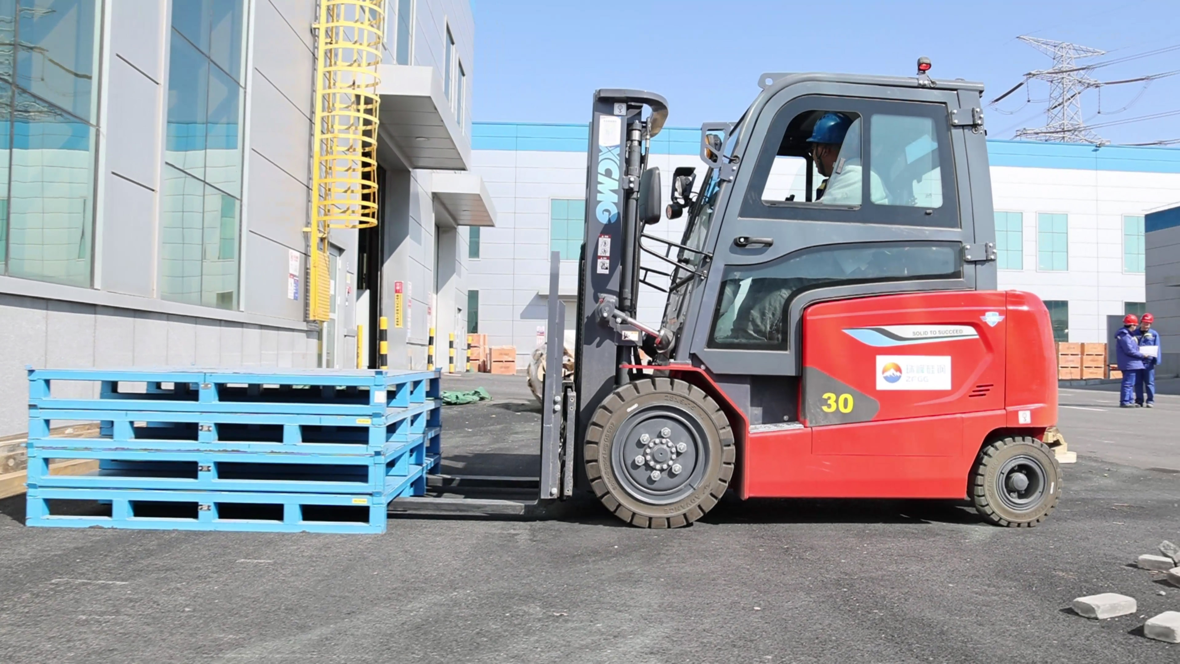 小巧精悍，徐工鯤鵬系列電動(dòng)平衡重叉車制造業(yè)大展身手