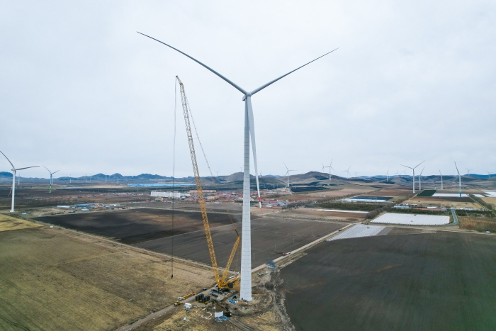 高空之巔，再鑄榮光！XLC18000M助力大型風(fēng)電場(chǎng)首臺(tái)185米風(fēng)機(jī)成功吊裝