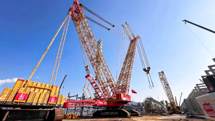 全球首臺(tái)問世的4000噸履帶式起重機(jī)，再創(chuàng)國(guó)內(nèi)吊裝新紀(jì)錄！