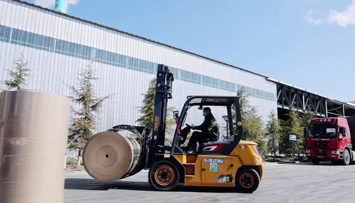 安全穩(wěn)如泰山，高效快人一步！徐工孔雀叉車造紙行業(yè)顯身手