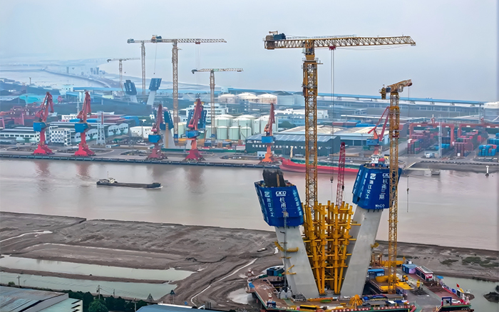 邁向云端 徐工超大塔助力世界級(jí)橋梁建設(shè)