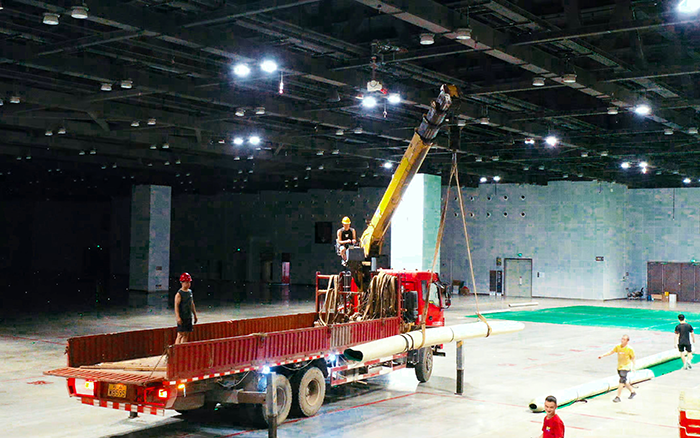高效穩(wěn)護(hù)航，徐工隨車起重機(jī)賦能廣西會(huì)展中心體育場(chǎng)館塑膠鋪設(shè)