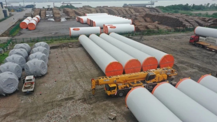 空間太??？在下徐工G2代可變支腿，百噸塔筒在港口“穩(wěn)運”！