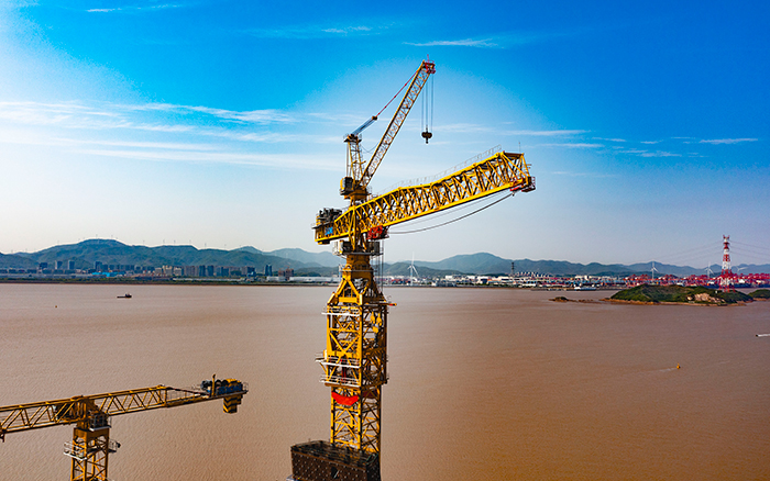 雙塔筑脊梁！徐工超大塔助建世界級(jí)大橋