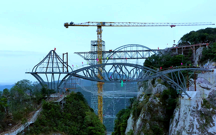 一覽眾山?。】葱旃にC(jī)「與山齊肩」