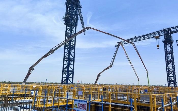 72米巨臂顯神威！徐工“鋼鐵俠”集結(jié)漢南長江大橋