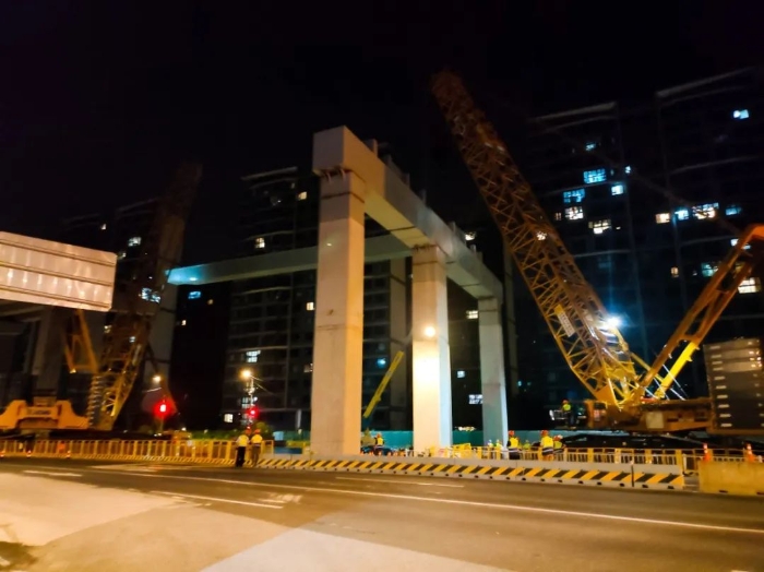 雙機(jī)聯(lián)動(dòng)，毫米操控！徐工XGC11000高效破解高架橋施工難題