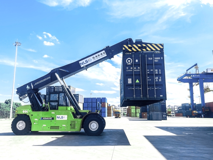 降本減碳雙突破！徐工XCS4531E領(lǐng)航西部陸海新通道核心樞紐綠色煥新